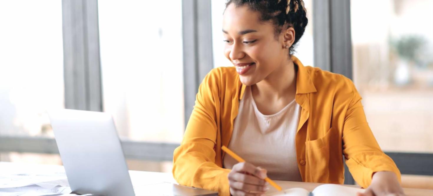 Equipo colaborativo de Crystanovari trabajando en mejora continua